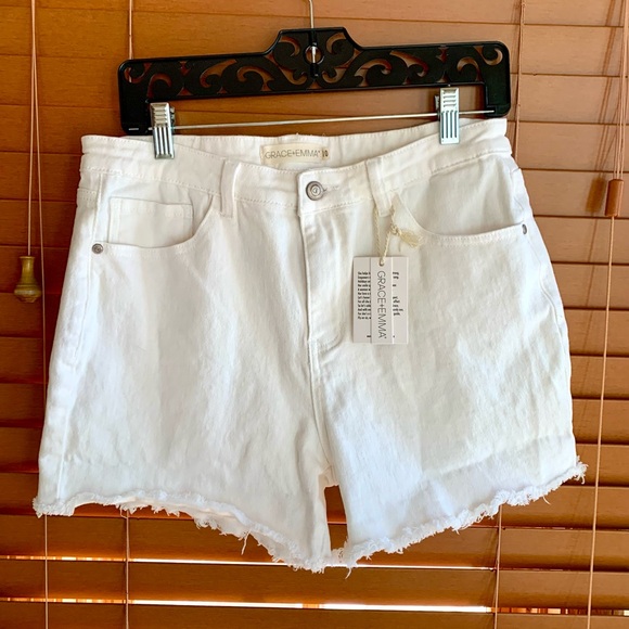 NWT Grace and Emma white jean shorts w frayed hem, size 10 - Picture 3 of 7